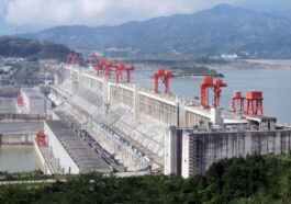 Le barrage des Trois Gorges en Chine, une immense structure qui traverse le Fleuve Yangtsé dans la province du Hubei / Crédit Wikipedia/Le Grand Portage