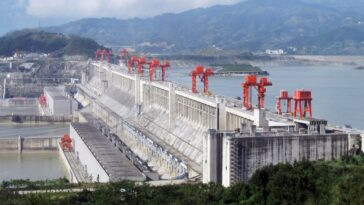 Pourquoi la NASA affirme-t-elle que la Chine pourrait ralentir la rotation de la Terre par un seul acte ? 22 Le barrage des Trois Gorges en Chine, une immense structure qui traverse le Fleuve Yangtsé dans la province du Hubei / Crédit Wikipedia/Le Grand Portage
