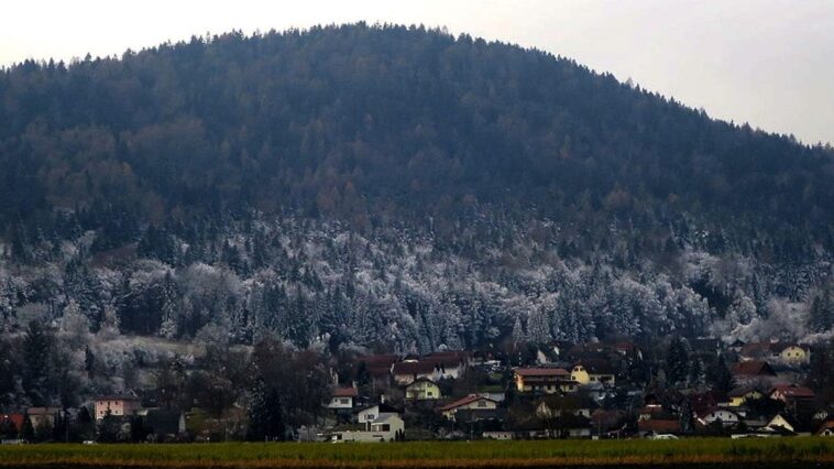 Pourquoi la neige fond en altitude mais reste en vallée : comprendre le phénomène d'inversion thermique dans les Alpes 1 Image
