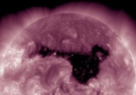 Un énorme trou coronale sur le Soleil. Crédit : NASA/SDO