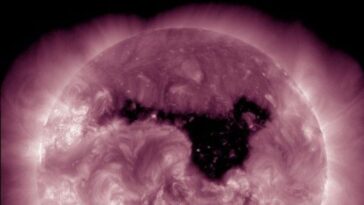 Pourquoi une tempête géomagnétique pourrait frapper la Terre le 31 janvier et quels en sont les dangers 11 Un énorme trou coronale sur le Soleil. Crédit : NASA/SDO