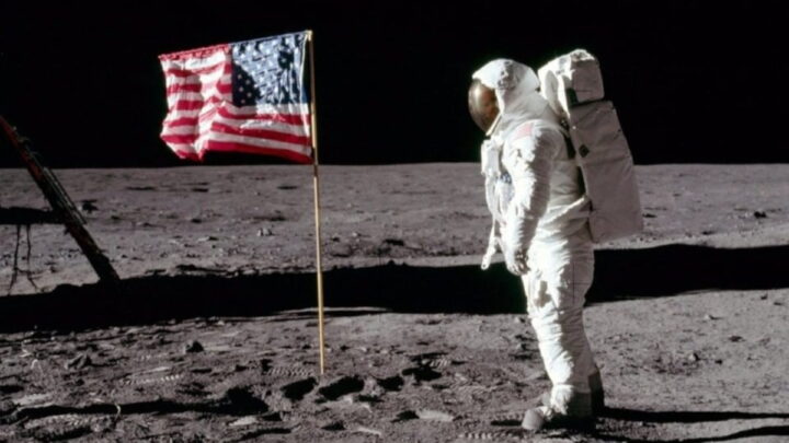 Que sont devenues les drapeaux laissés par la mission Apollo sur la Lune ? 2 Mission Apollo 11 sur la Lune, avec le drapeau américain