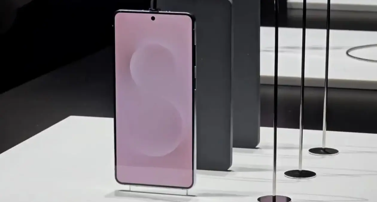 Quelle est l'épaisseur du Samsung Galaxy S25 Edge (Ultra-Mince) ? 2 Galaxy S25 Edge