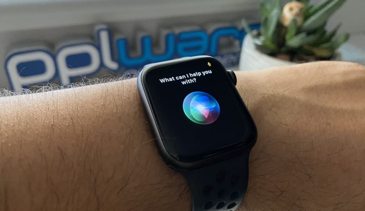 Siri a enregistré des conversations privées « sans le vouloir » : chaque utilisateur pourrait recevoir 20 $ ! 2 Image d'Apple Watch avec Siri, technologie sous surveillance par l'UE