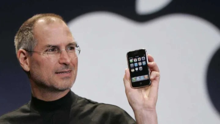 Steve Jobs a dévoilé l'iPhone il y a 18 ans 2 Steve Jobs a devoile liPhone il y a 18 ans.webp