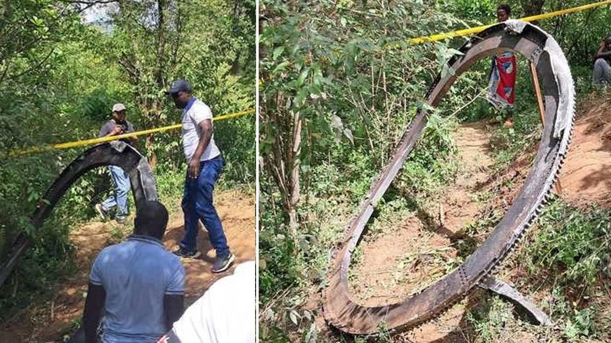 Un objet spatial s'est écrasé au Kenya, peut-être l'anneau de séparation d'une fusée : découvrez les images étonnantes 2 L'objet spatial tombé au Kenya, dans le village de Mukuku, à une centaine de kilomètres de la capitale Nairobi / Photo Sen Ngula Mukunuu