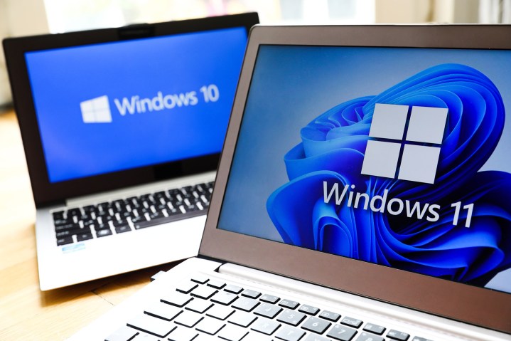 Une autre raison frustrante de passer à Windows 11 2 Les logos des systèmes d'exploitation Windows 11 et Windows 10 sont affichés sur des écrans d'ordinateur portable.