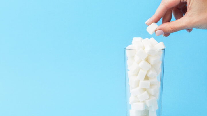 Une étude révèle le lien inquiétant entre les boissons sucrées et les maladies cardiaques ainsi que le diabète 2 Verre rempli de cubes de sucre