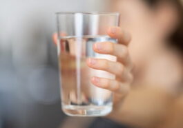 Une étude révèle : les microplastiques dans l'eau sont si petits qu'ils échappent à toute détection lors de la surveillance