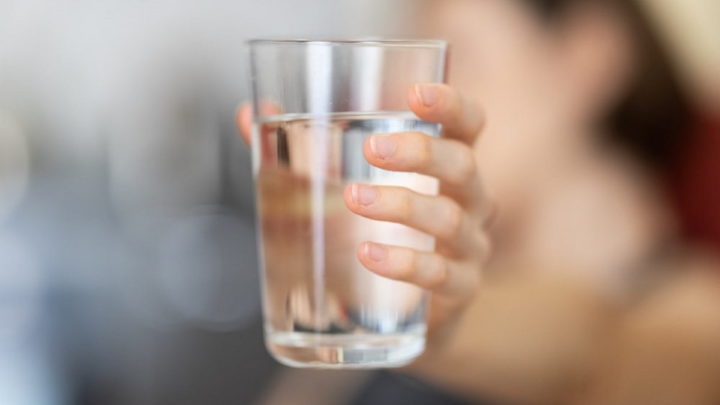 Une étude révèle : les microplastiques dans l'eau sont si petits qu'ils échappent à toute détection lors de la surveillance 2 Verres d'eau