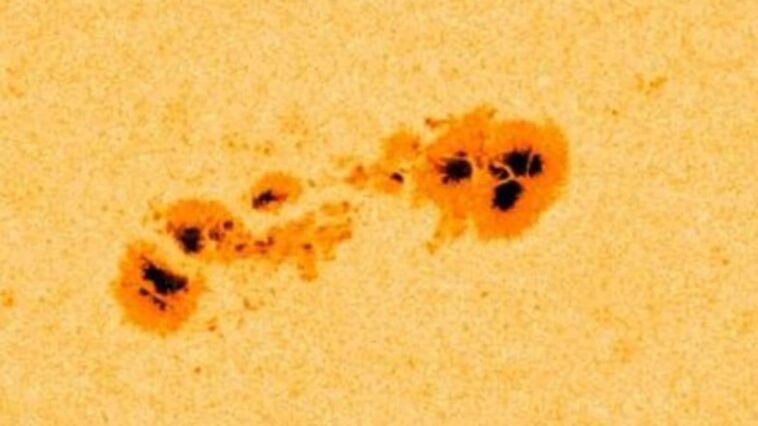 Une immense tache solaire menace la Terre, mesurant 4,5 fois notre planète : risques d'aurores et de tempêtes violentes 1 La tache solaire AR 3961. Crédit : NASA/SDO