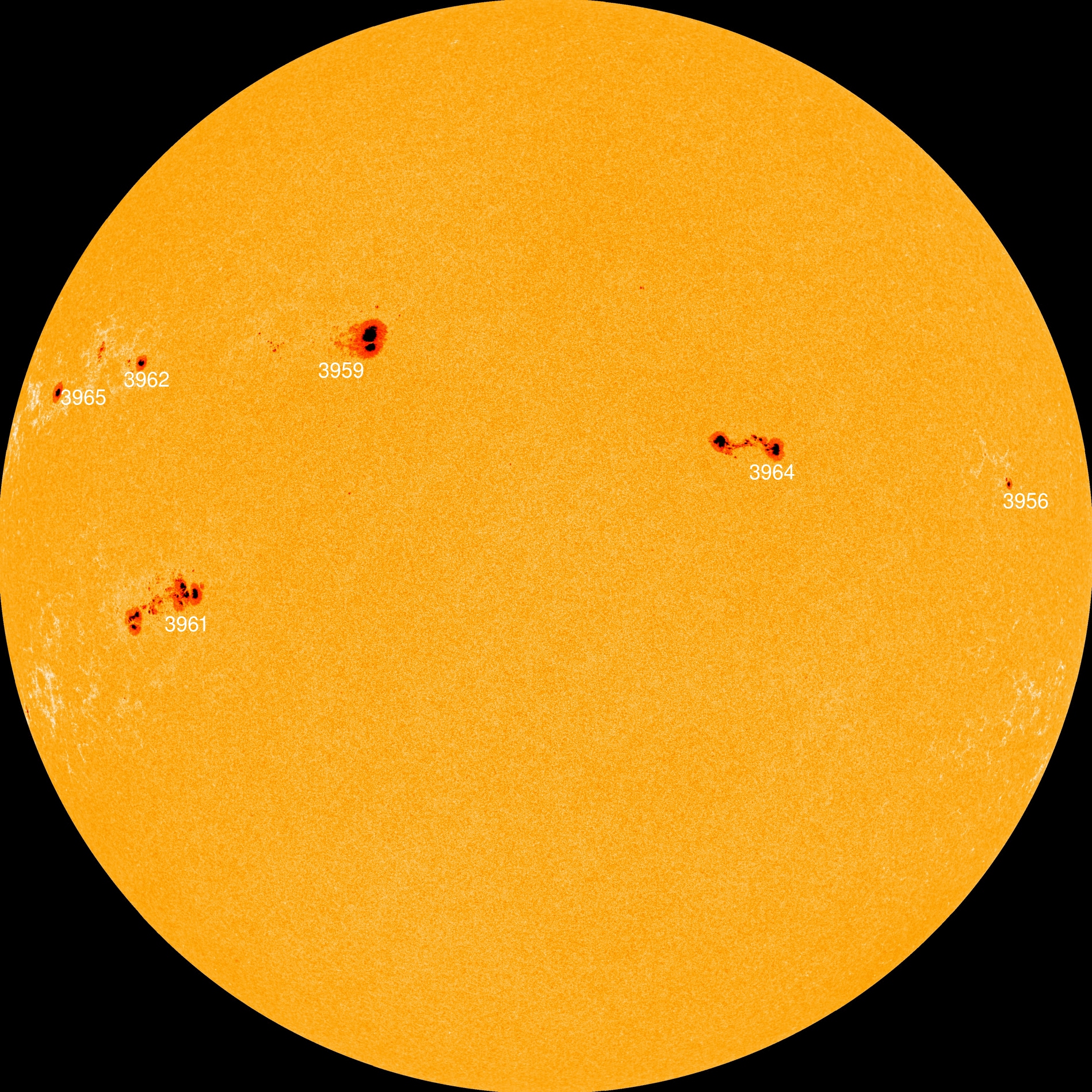 Une nouvelle tache solaire devient deux fois plus grande que la Terre en 24 heures : elle est instable et se dirige vers nous 2 Image