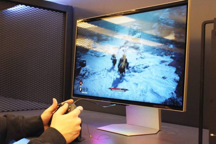 Voici les meilleurs écrans que j'ai découverts au CES 2025 2 Quelqu'un jouant à un jeu sur le moniteur de jeu Samsung Odyssey 3D.