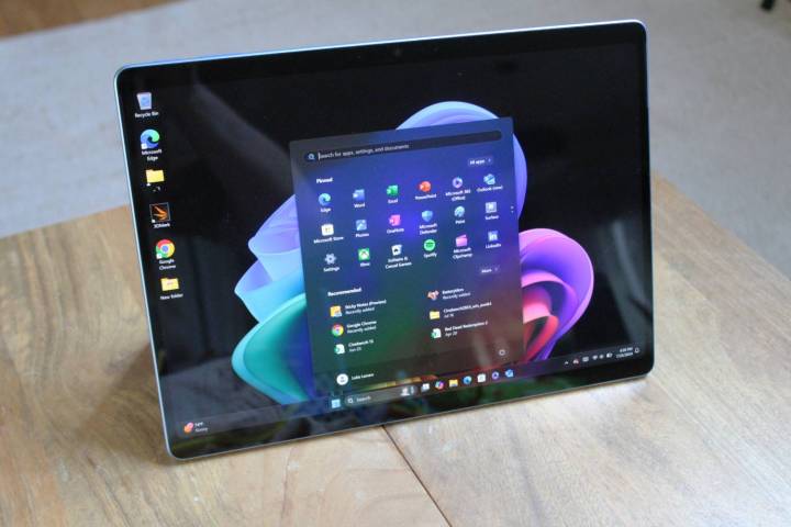 Windows 12 pourrait bien ne pas arriver de sitôt 2 Vue avant de la Microsoft Surface Pro 11 en mode tablette.