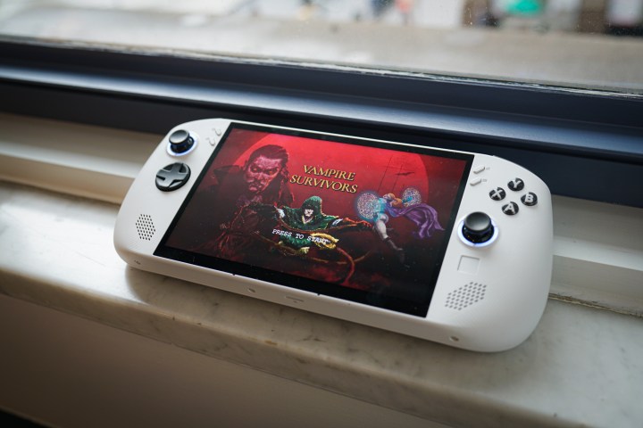 Z2 Go contre Z1 Extreme : Duel de consoles portables incontournable 2 Le Lenovo Legion Go S assis sur une fenêtre.