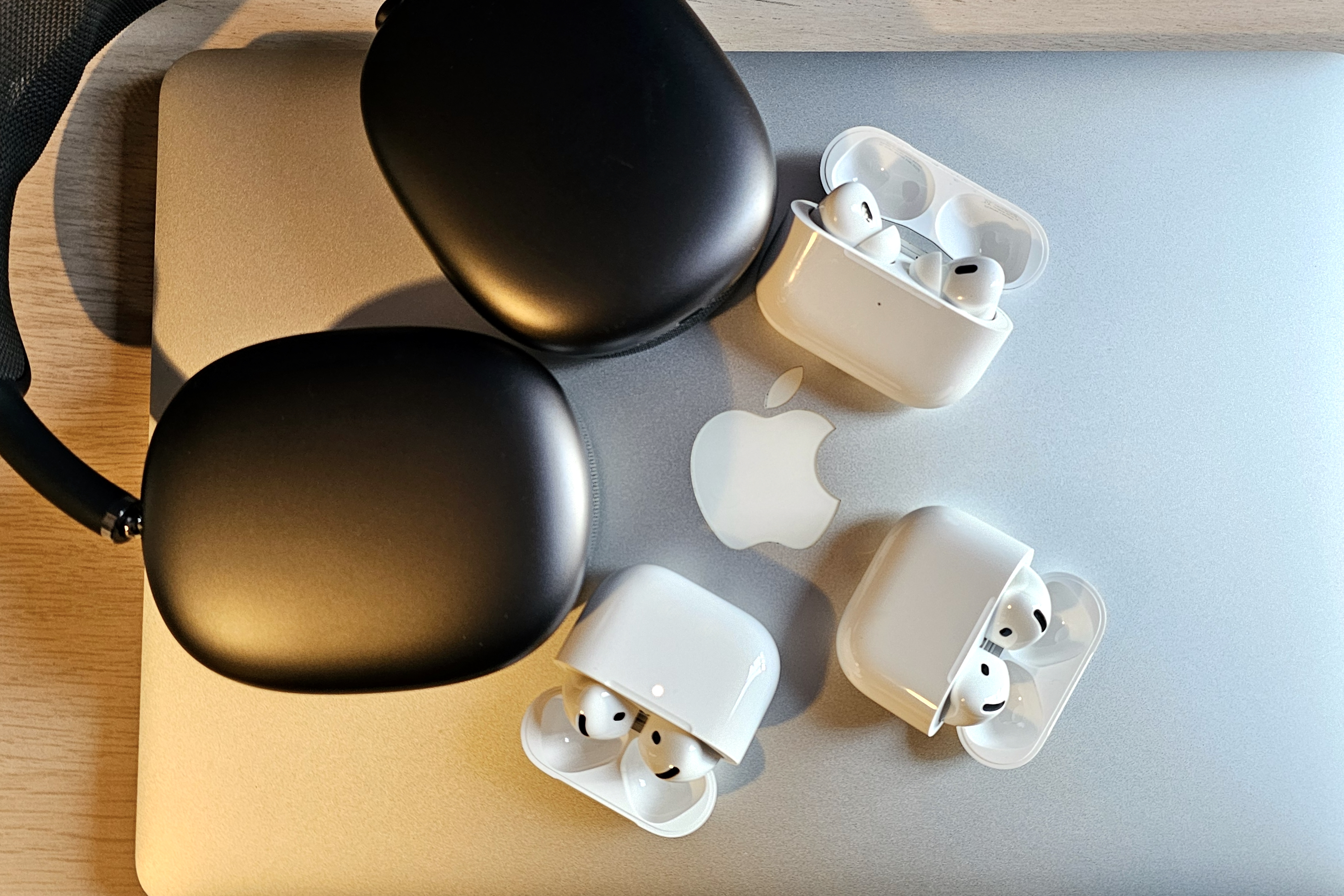 Préparez-vous à des gadgets plus chers alors que des droits de douane élevés frappent les principaux partenaires commerciaux des États-Unis 3 Apple AirPods et AirPods Max posés sur le couvercle d'un ordinateur portable MacBook Pro.