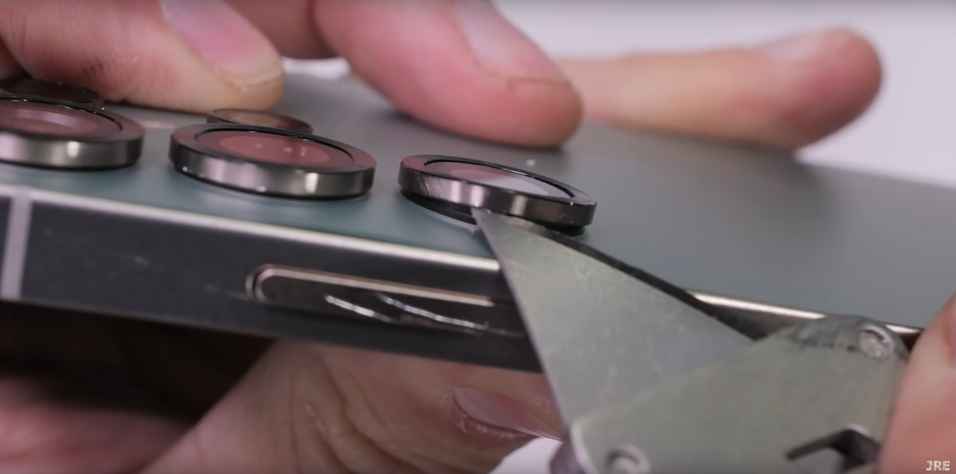 JerryRigEverything teste la résistance du Samsung Galaxy S25 Ultra et découvre quelques surprises