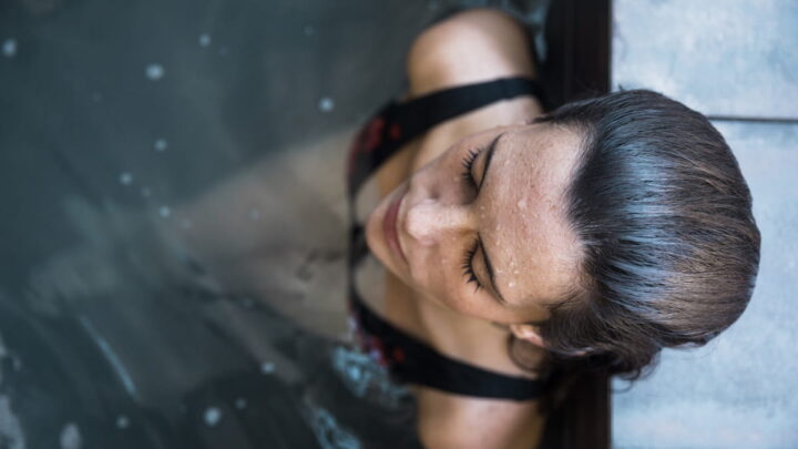 Des plongeons aux douches, l'eau froide est-elle vraiment bénéfique ? 3 Femme immergée dans l'eau