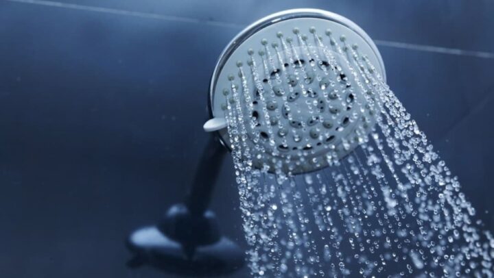 Des plongeons aux douches, l'eau froide est-elle vraiment bénéfique ? 4 Douche avec l'eau qui coule