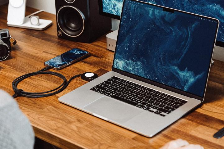 Ce câble astucieux de Nomad pourrait bien avoir résolu mon casse-tête de recharge en voyage 3 Le câble universel Nomad pour Apple Watch utilisé pour charger des appareils Apple.