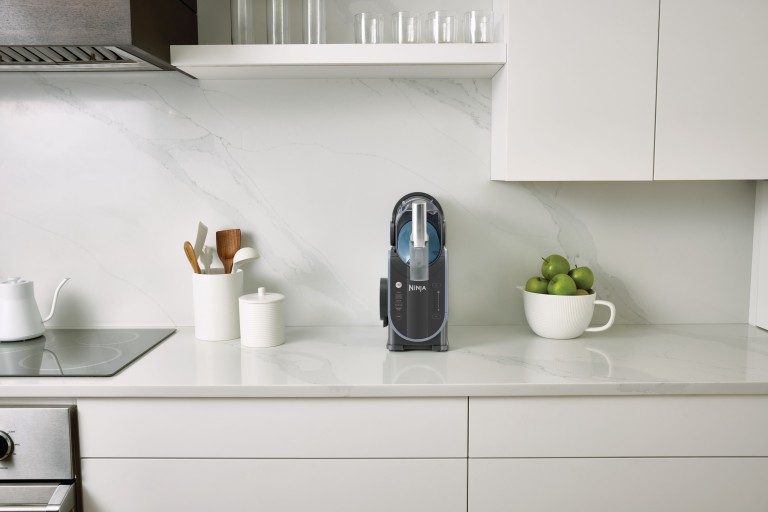Ninja Slushi FS301EU : L'Art du Slush à Domicile pour un Rafraîchissement Parfait 4 Dans la cuisine, le Slushi est à peine plus grand qu'une machine à café à capsules. (Photo : Ninja)