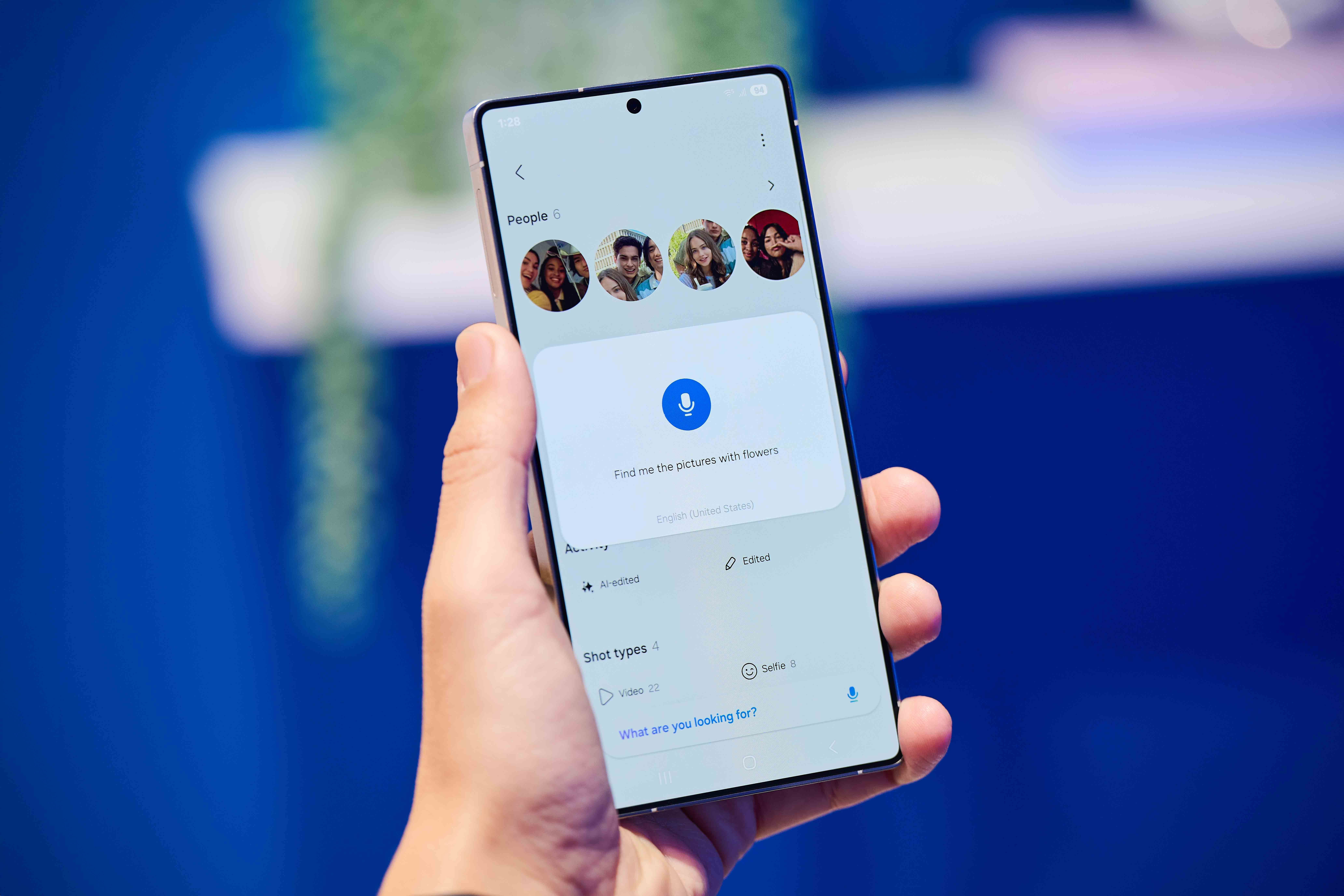 Le Samsung Galaxy S25 Ultra est enfin là : bienvenue dans l'ère des 'IA-phones' 5 Une personne utilisant la fonction de recherche intelligente d'images sur son Galaxy S25 Ultra