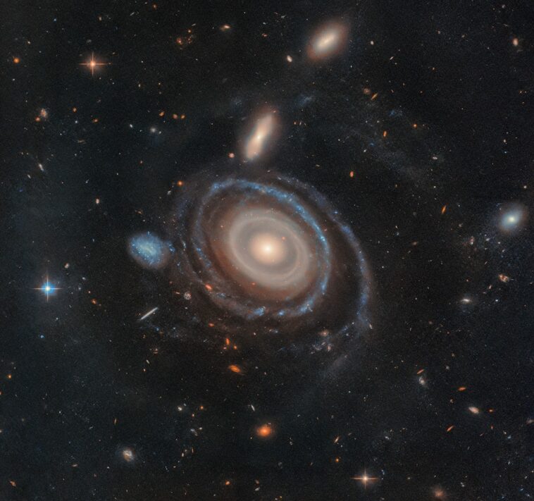 Hubble dévoile une galaxie géante en forme de "cible" avec neuf cercles spectaculaires 1 Hubble Dévoile Une Galaxie Géante En Forme De "cible" Avec