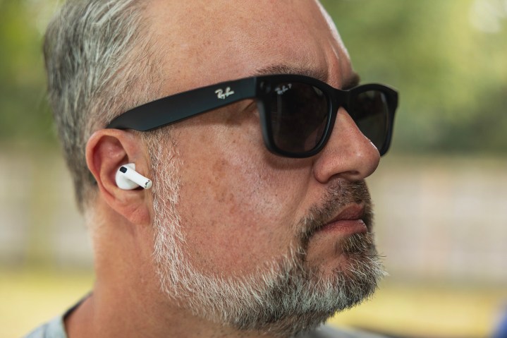 Phil Nickinson portant les Apple AirPods Pro et des lunettes intelligentes Ray-Ban Meta.
