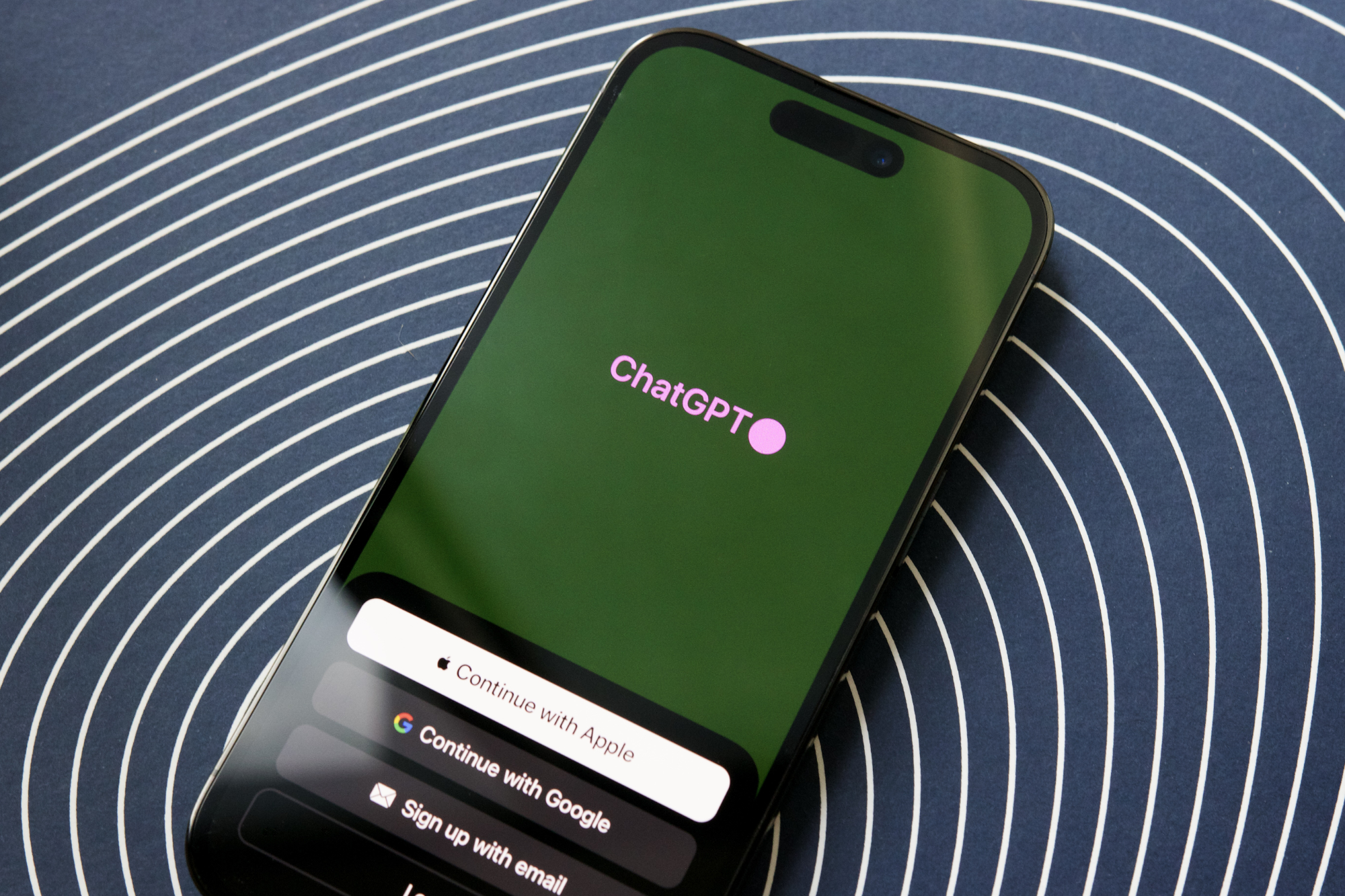 Thomson Reuters remporte une victoire sur les droits d'auteur contre une entreprise d'IA. Quelles seront les prochaines étapes ? 3 Application ChatGPT en cours d'exécution sur un iPhone.