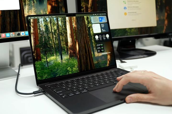 Le YouTuber russe Romancev768 avec ce qui est censé être un véritable appareil M4 MacBook Pro.