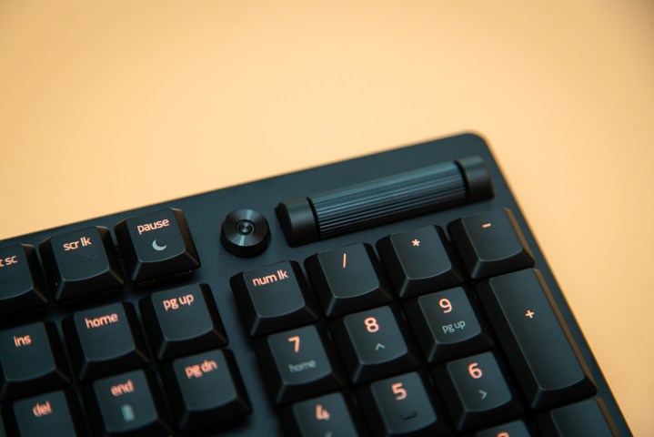 Ce film de 2013 a prédit l'avenir de la technologie : voici ce qui s'est réalisé 4 Volume wheel on the Razer DeathStalker V2 keyboard.