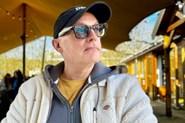 Ce film de 2013 a prédit l'avenir de la technologie : voici ce qui s'est réalisé 7 A person wearing the Ray-Ban Meta smartglasses.