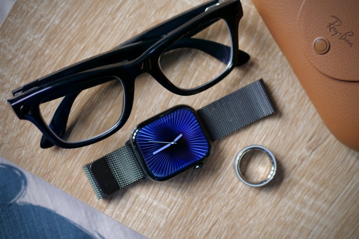 Ce film de 2013 a prédit l'avenir de la technologie : voici ce qui s'est réalisé 9 The Ray-Ban Meta smartglasses, Apple Watch Series 10, and Oura Ring 4 on a table.