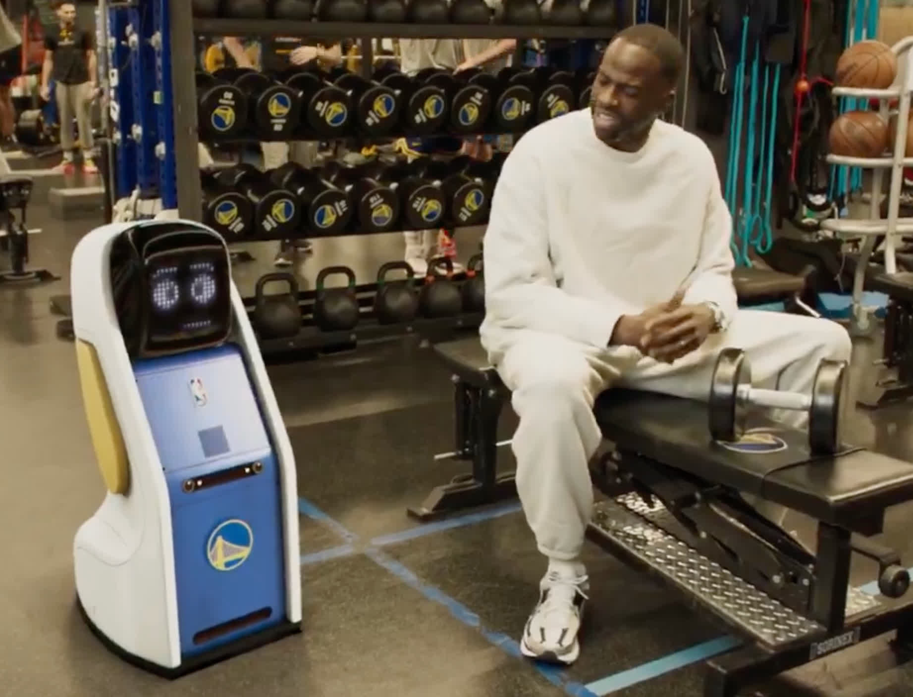Le nouveau partenaire de tir de Stephen Curry est un robot inflexible et toujours prêt ! 3 1739632574 709 Le nouveau partenaire de tir de Stephen Curry est un