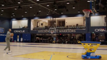 Le nouveau partenaire de tir de Stephen Curry est un robot inflexible et toujours prêt ! 27 Le Nouveau Partenaire De Tir De Stephen Curry Est Un