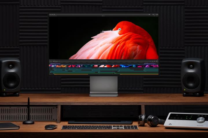 Le futur Studio Display d'Apple pourrait alarmer les utilisateurs professionnels 4 The Apple Pro Display XDR monitor on a desk.