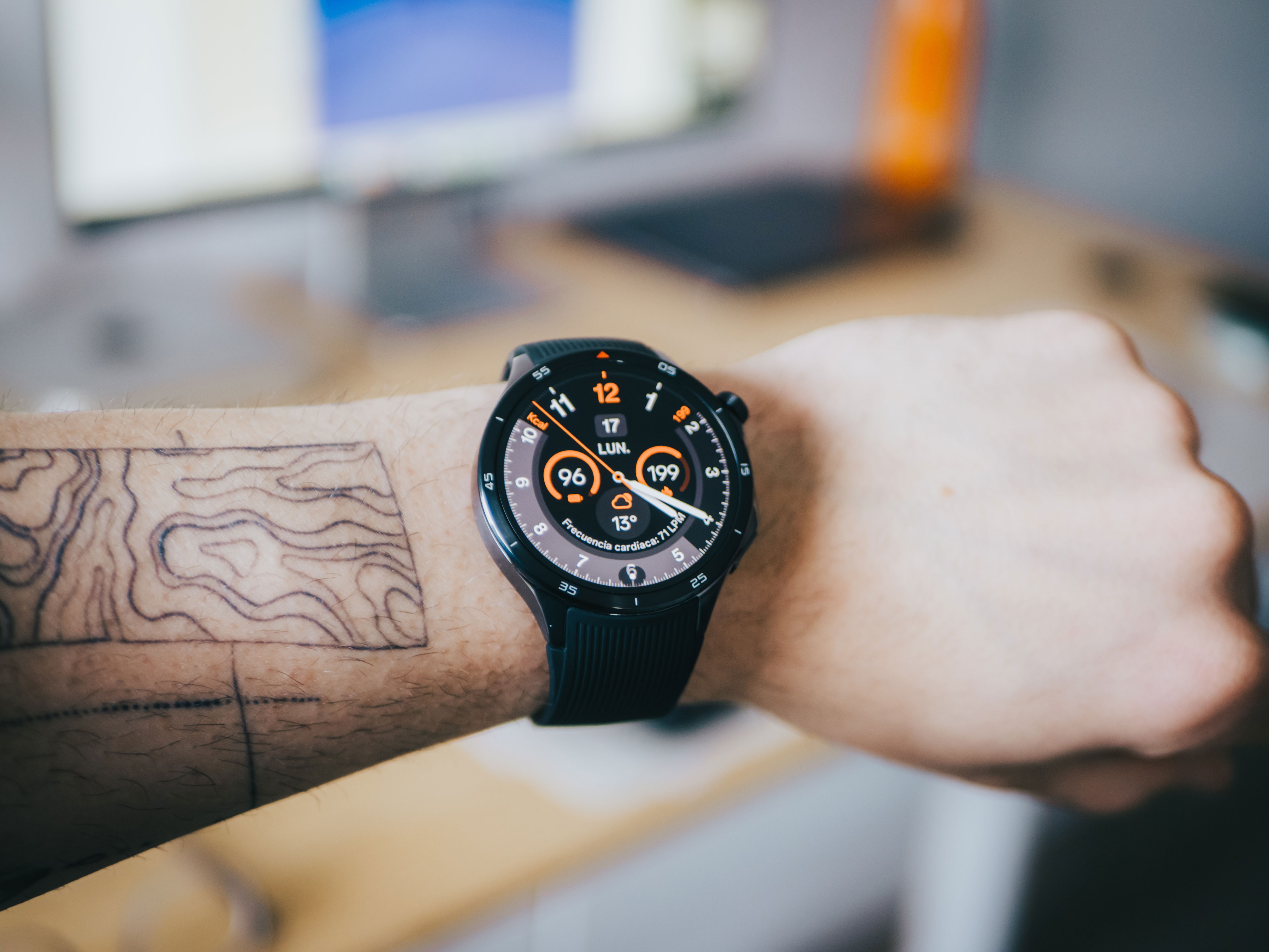 Les meilleurs montres connectées avec Wear OS et comment choisir celle qu'il vous faut 8 OnePlus Watch 3 dans la main
