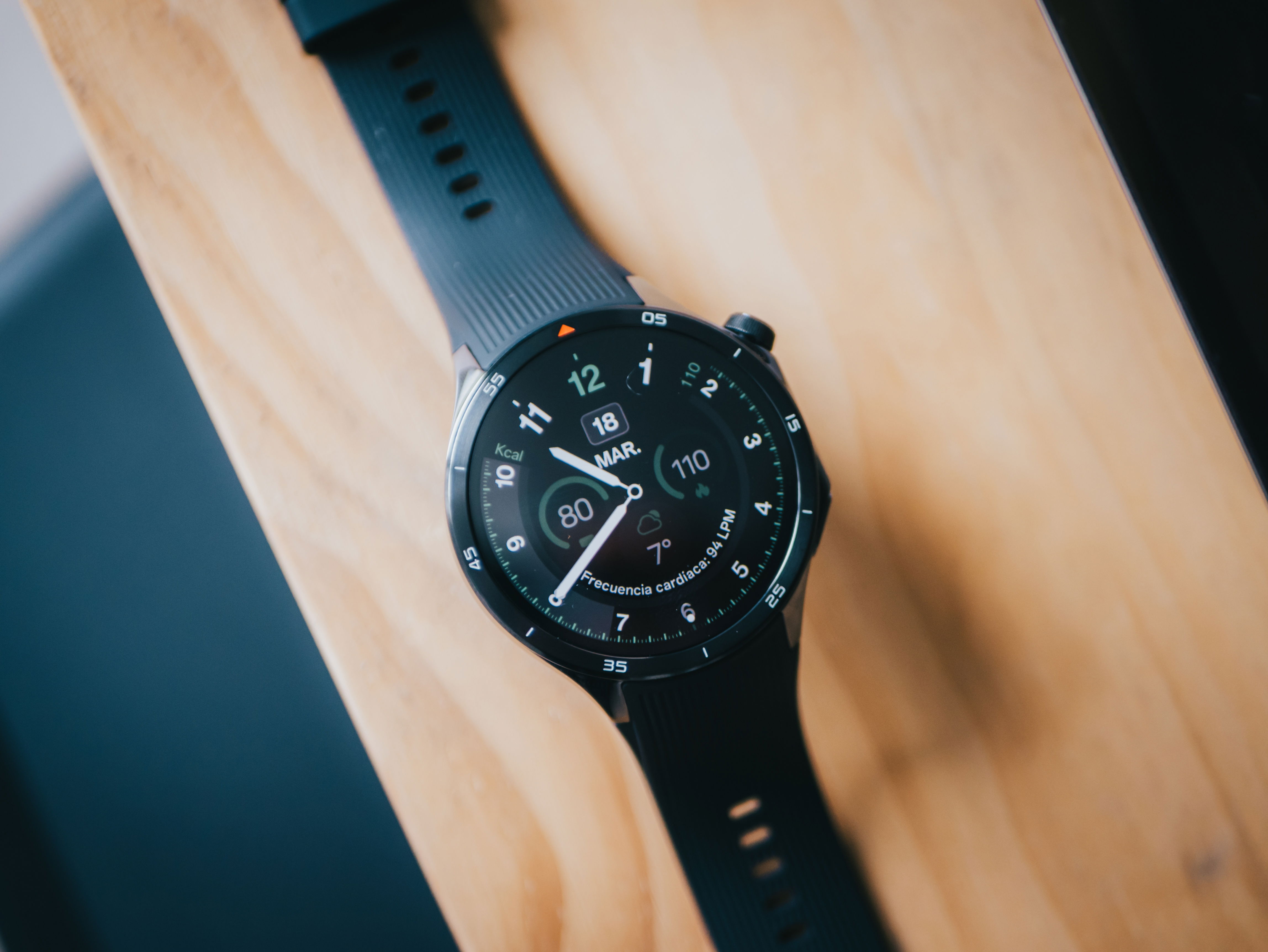 Après avoir testé la OnePlus Watch 3, les batteries des autres montres avec Wear OS semblent ridicules 6 Gros plan de la OnePlus Watch 3