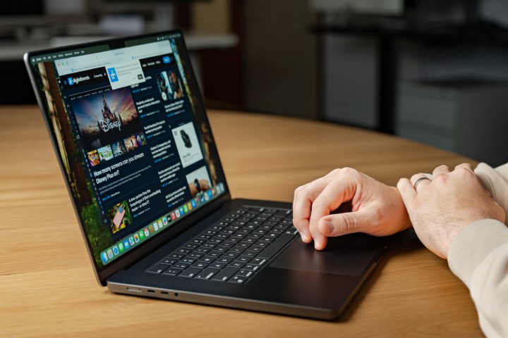 MacBook Pro M5 : Tout ce qu'il faut savoir à ce jour 4 Une personne utilisant un MacBook Pro à un bureau.
