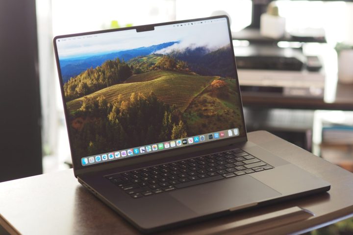 MacBook Pro M5 : Tout ce qu'il faut savoir à ce jour 3 Vue de face inclinée du MacBook Pro 16 d'Apple affichant l'écran et le clavier.