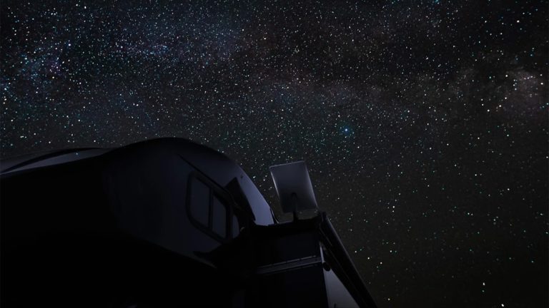 Comparatif des Kits Starlink : Ultra-rapides, légers et prêts pour l'extérieur 3 Dish Starlink devant le ciel nocturne