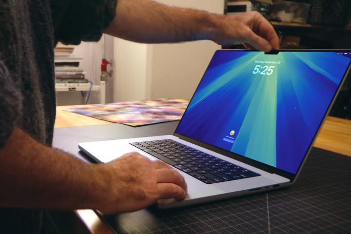 Un nouveau rapport critique la réparabilité des MacBooks. Voici ce que vous pouvez faire si vous devez réparer le vôtre 3 Une personne utilisant le M4 MacBook Pro.
