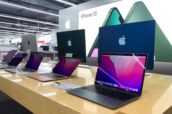 Un nouveau rapport critique la réparabilité des MacBooks. Voici ce que vous pouvez faire si vous devez réparer le vôtre 4 Produits Apple dans le magasin.