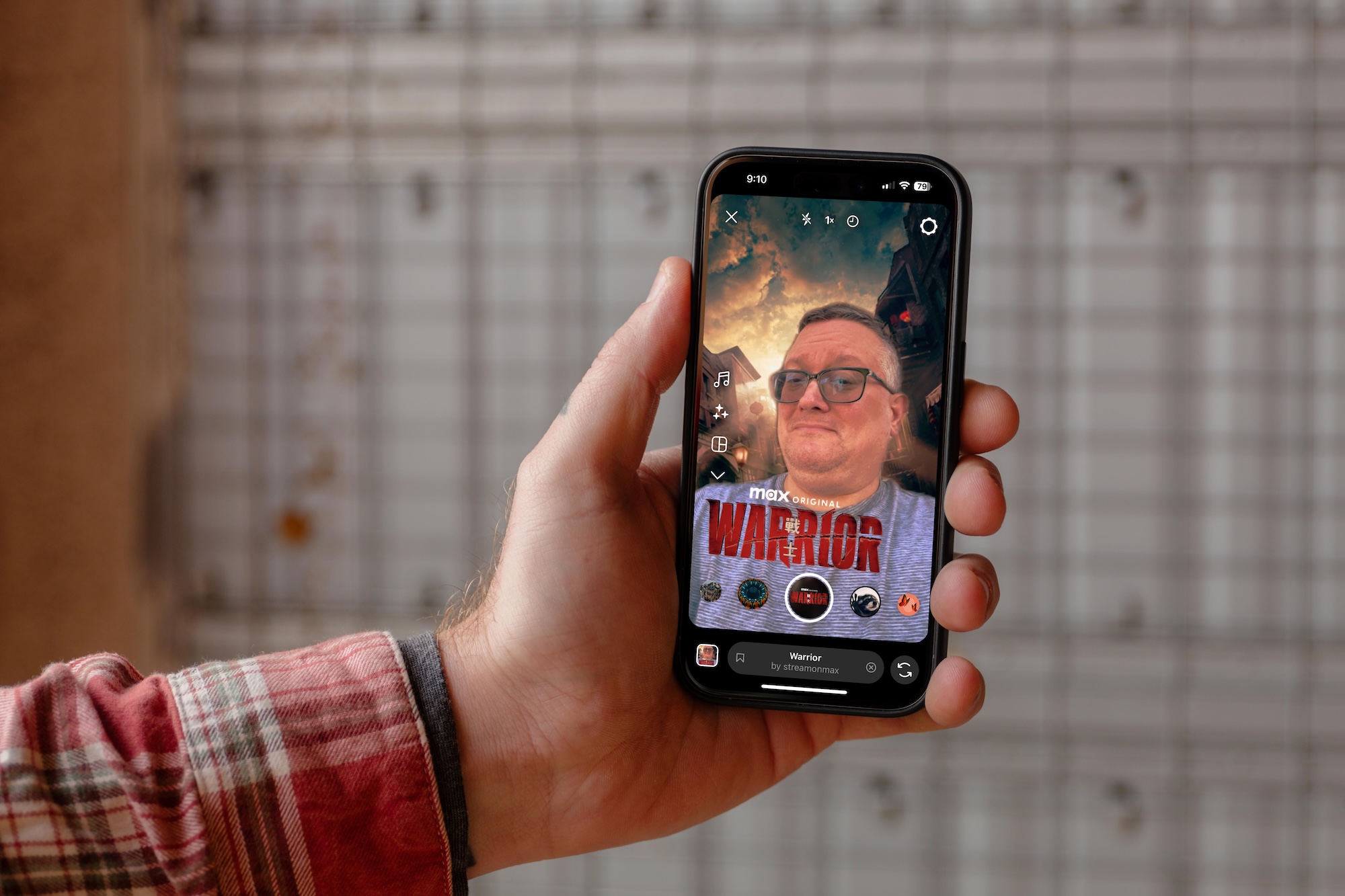 Une main tenant un iPhone avec l'application Instagram affichée.
