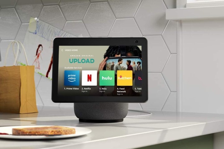 L'Amazon Echo Show 10 sur un comptoir de cuisine.