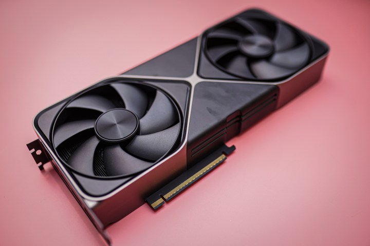 Comparatif : NVIDIA GeForce GTX 5080 contre 5070 Ti 2 La RTX 5080 sur un fond rose.