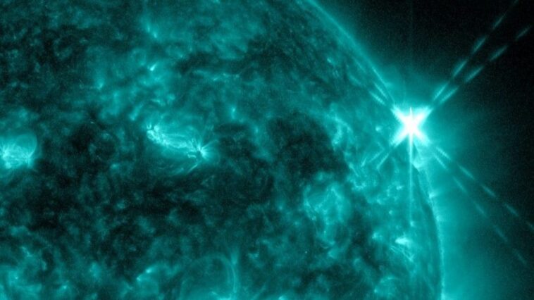 Brilliant éclat de Classe X 2.0 sur le Soleil : enregistrement d'importants blackouts radio sur Terre 1 L'éclat solaire du 23 février. Crédit : NASA/SDO/AIA