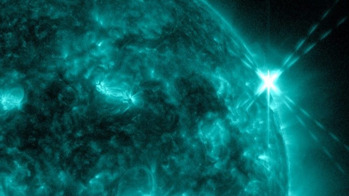 Brilliant éclat de Classe X 2.0 sur le Soleil : enregistrement d'importants blackouts radio sur Terre 2 L'éclat solaire du 23 février. Crédit : NASA/SDO/AIA