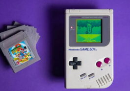 Cette Game Boy 'Frankenstein' intègre un ancien écran de télévision. Sa durée de vie de batterie est incroyable.