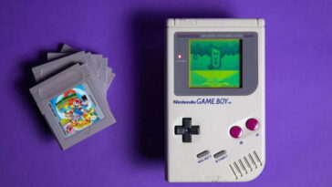Cette Game Boy 'Frankenstein' est équipée d'un ancien écran de télévision. La durée de vie de la batterie est folle 6 Cette Game Boy 'Frankenstein' intègre un ancien écran de télévision. Sa durée de vie de batterie est incroyable.